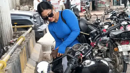 Road Rage In Jaipur | స్కూటీని తాకిందని..బుల్లెట్ బైక్ పై యువతి దాడి!