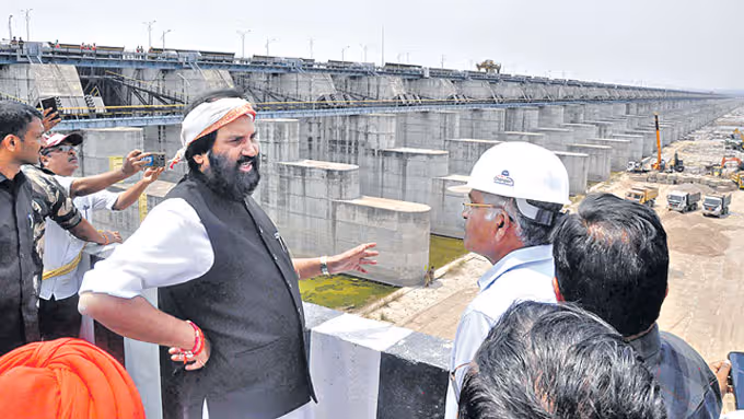 కాళేశ్వరం మూడు బ్యారేజీల మరమ్మతులు: మంత్రి ఉత్తమ్ ఆదేశాలు