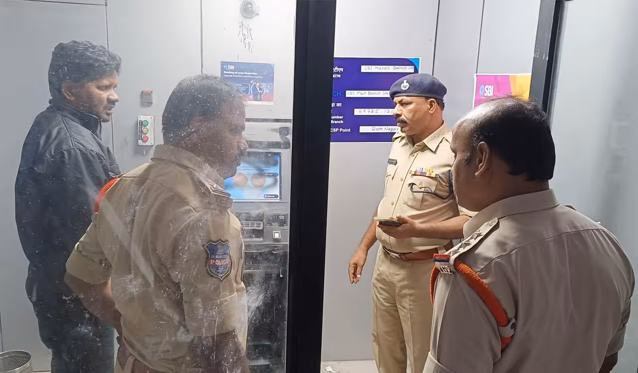 ఏటీఎంలకు చేరాల్సిన రూ.1.20కోట్లు మాయం !