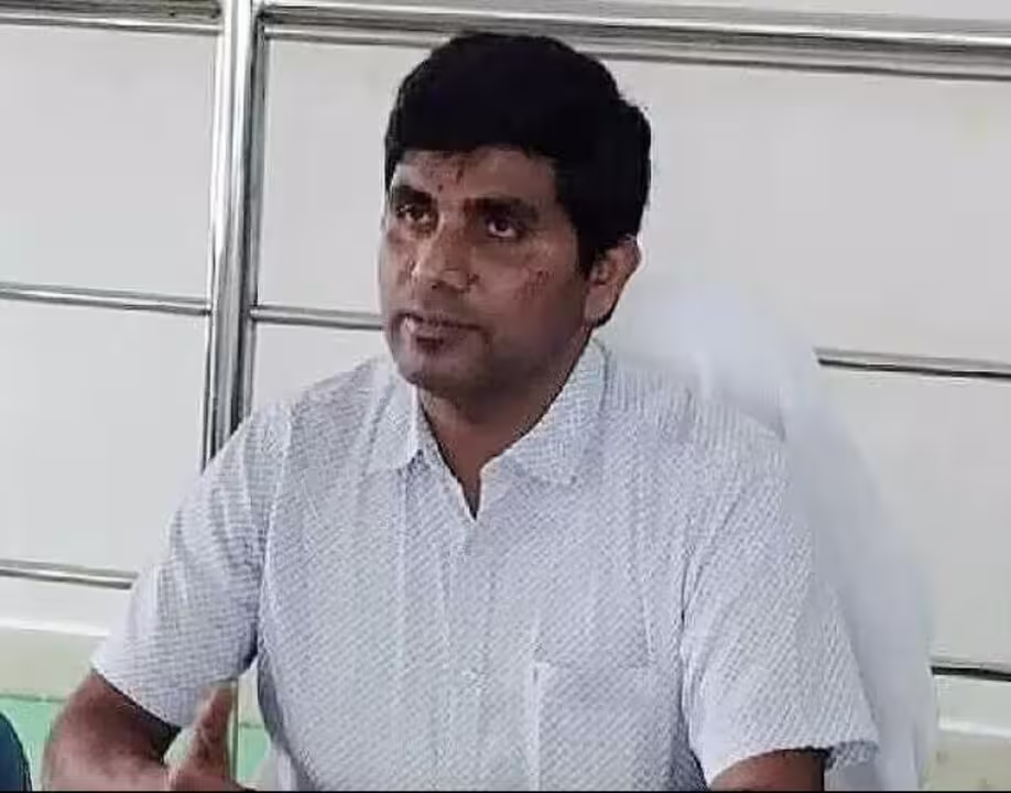 కోర్టు ధిక్కరణ.. అత్తాపూర్ ఆర్డీవోకు నెల రోజుల జైలు శిక్ష
