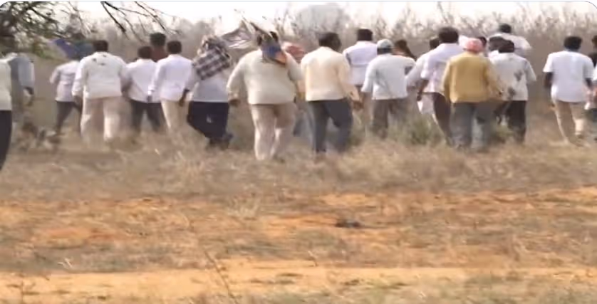 నాదర్ గుల్ భూముల్లో బౌన్సర్లను ఉరికించి కొట్టిన రైతులు!