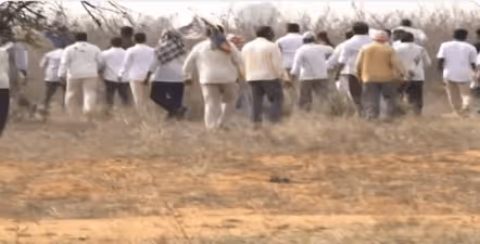 నాదర్ గుల్ భూముల్లో బౌన్సర్లను ఉరికించి కొట్టిన రైతులు!