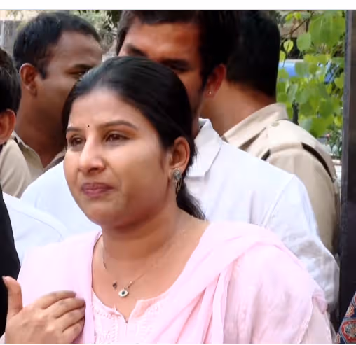 కన్నీరు పెట్టుకున్న సింగర్ మంగ్లీ