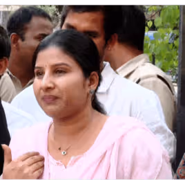 కన్నీరు పెట్టుకున్న సింగర్ మంగ్లీ