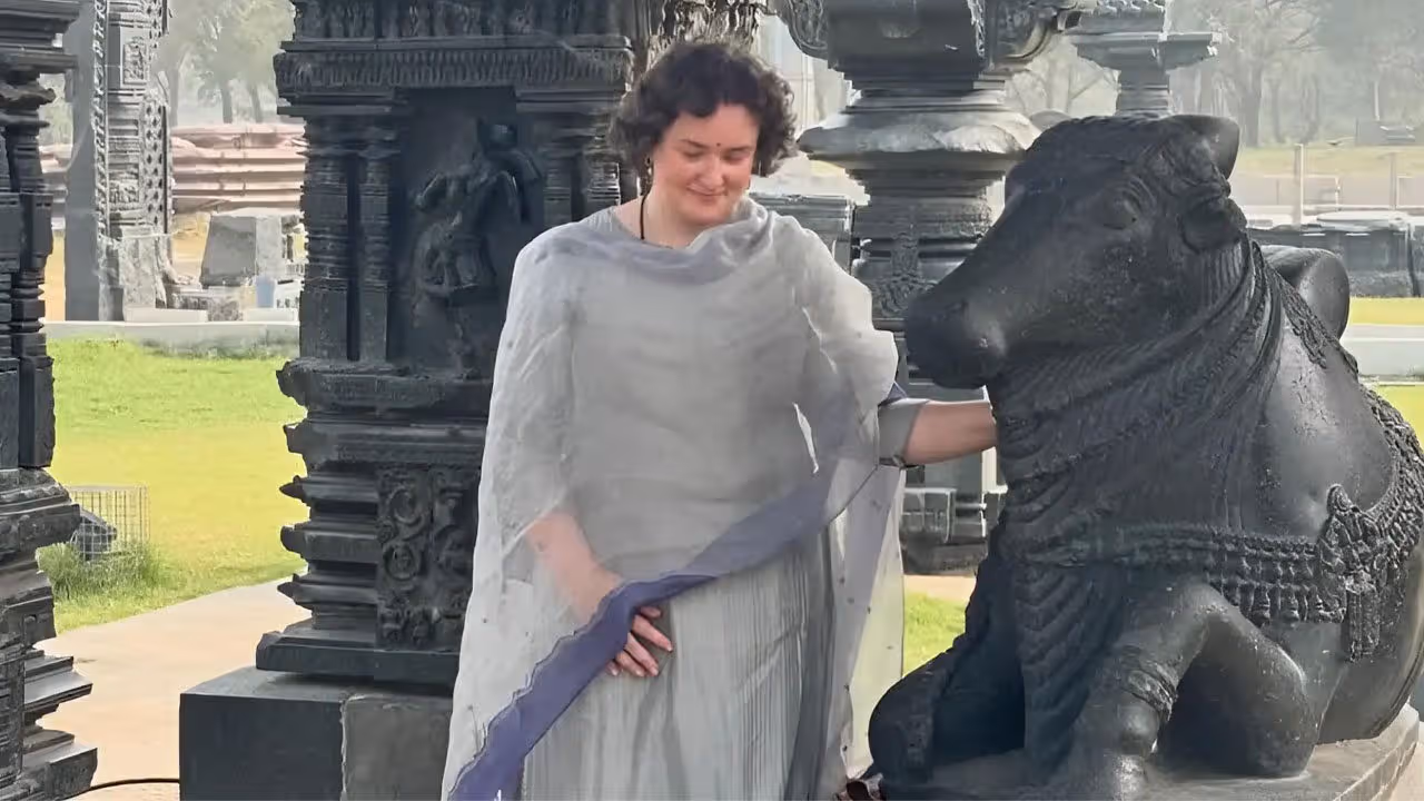వేయి స్తంభాల గుడిలో పవన్ కల్యాణ్ సతీమణి అన్నా లెజినోవా!