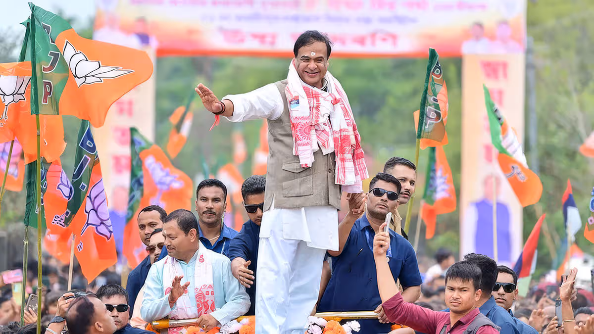 అస్సాం ఎన్నికల్లో హిమంత బిశ్వ శర్మ ప్రచార సభలో ప్రజల మధ్య కనిపిస్తున్న దృశ్యం