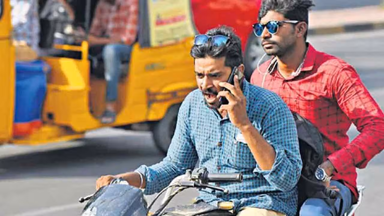 Traffic Police | ఫోన్ మాట్లాడుతూ డ్రైవింగ్.. ఆరు రోజుల్లోనే 6 వేల‌కు పైగా కేసులు న‌మోదు