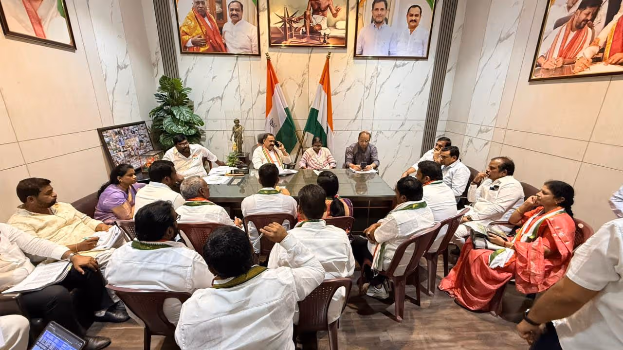 తెలంగాణలో కాంగ్రెస్ పార్టీపై ప్రభుత్వ ‘నీలినీడలు’