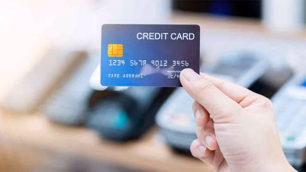 Credit Card Closure | కస్టమర్ దెబ్బకు దిగొచ్చిన బ్యాంక్.. రూ.3.21లక్షల పరిహారంతో సెటిల్‌మెంట్!