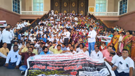 పీఆర్సీ అమలును వెంటనే పూర్తి చేయాలి.. : సెక్రటేరియట్‌లో ఉద్యోగుల నిరసన