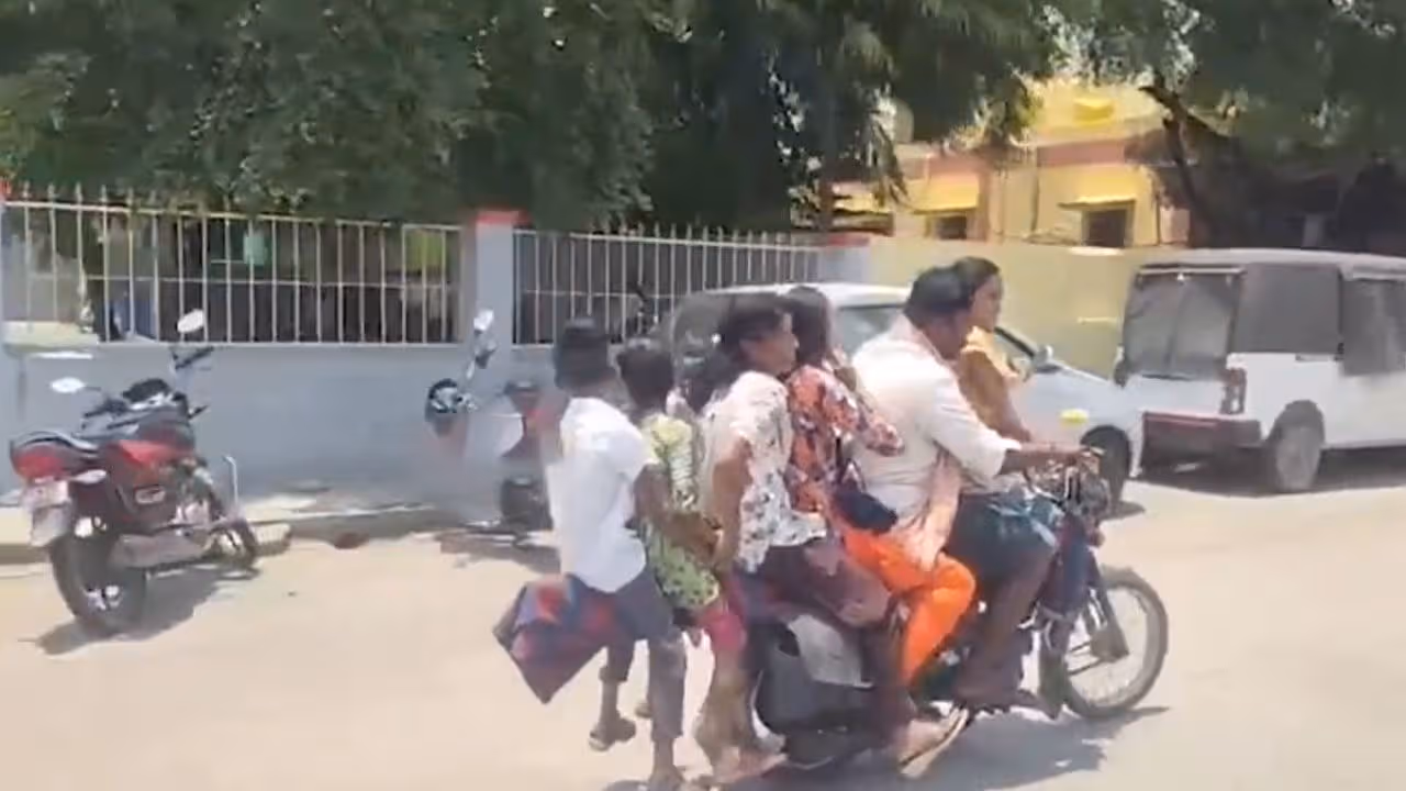 పేరుకే ద్విచక్ర వాహనం..ఆరుగురి ప్రయాణం!