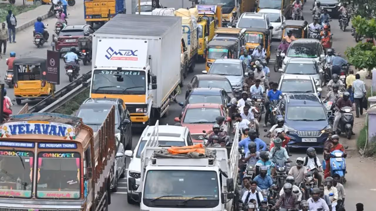హైదరాబాద్ లో ఇంధన కొరత..రెండు కిలోమీటర్ల మేర ట్రాఫిక్ జామ్