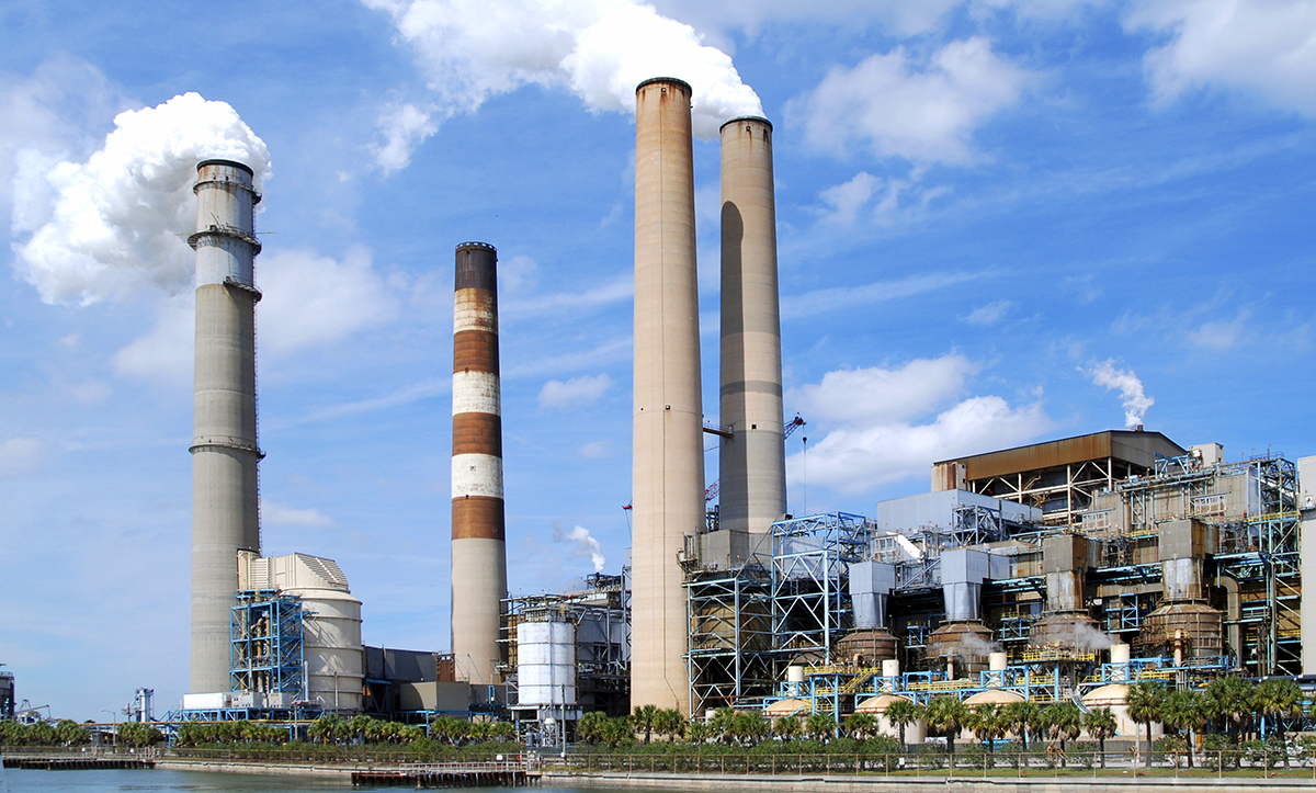 ఇరాన్‌లోని భారీ విద్యుత్ ఉత్పత్తి కేంద్రం మరియు చిమ్నీలు