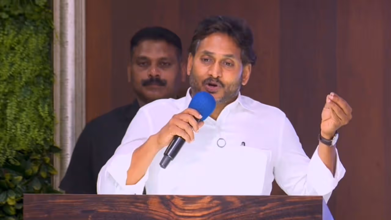 వచ్చే ఏడాది నుంచి పాదయాత్ర..చంద్రబాబుకు ప్రతి రోజు సినిమానే: వైఎస్.జగన్