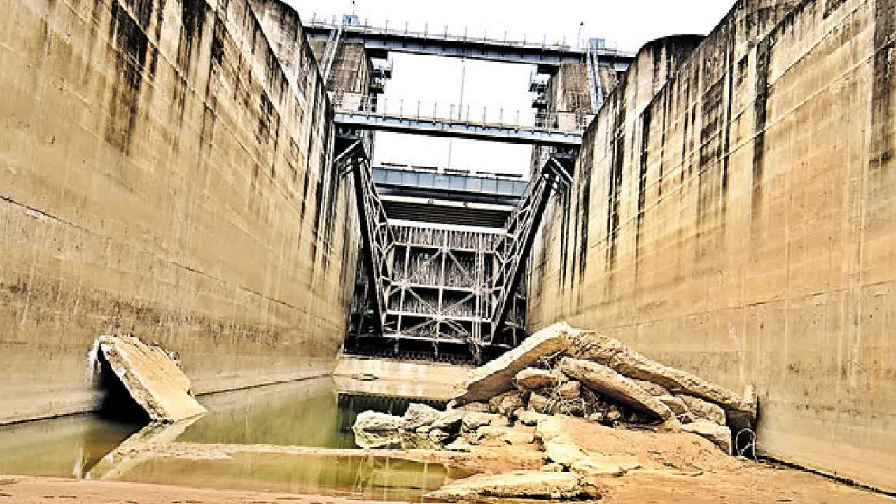 కాళేశ్వరం ఇంజినీర్లను... తప్పించారా? పైరవీలతో తప్పించుకున్నారా?