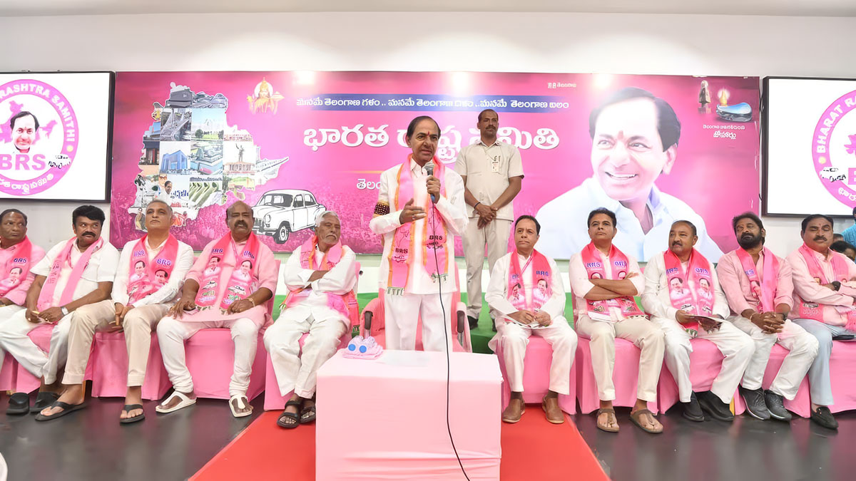 బీఆర్ఎస్ పార్టీ ఆవిర్భావ దినోత్సవ కార్యక్రమంలో తెలంగాణ భవన్‌లో వేదికపై నాయకులతో కలిసి ప్రసంగిస్తున్న కేసీఆర్