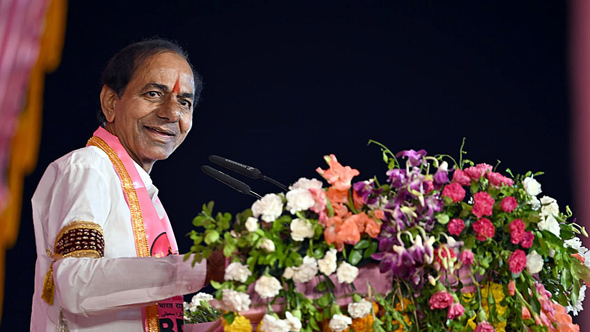 జగిత్యాల సభలో ప్రసంగిస్తూ చిరునవ్వుతో కనిపిస్తున్న కేసీఆర్