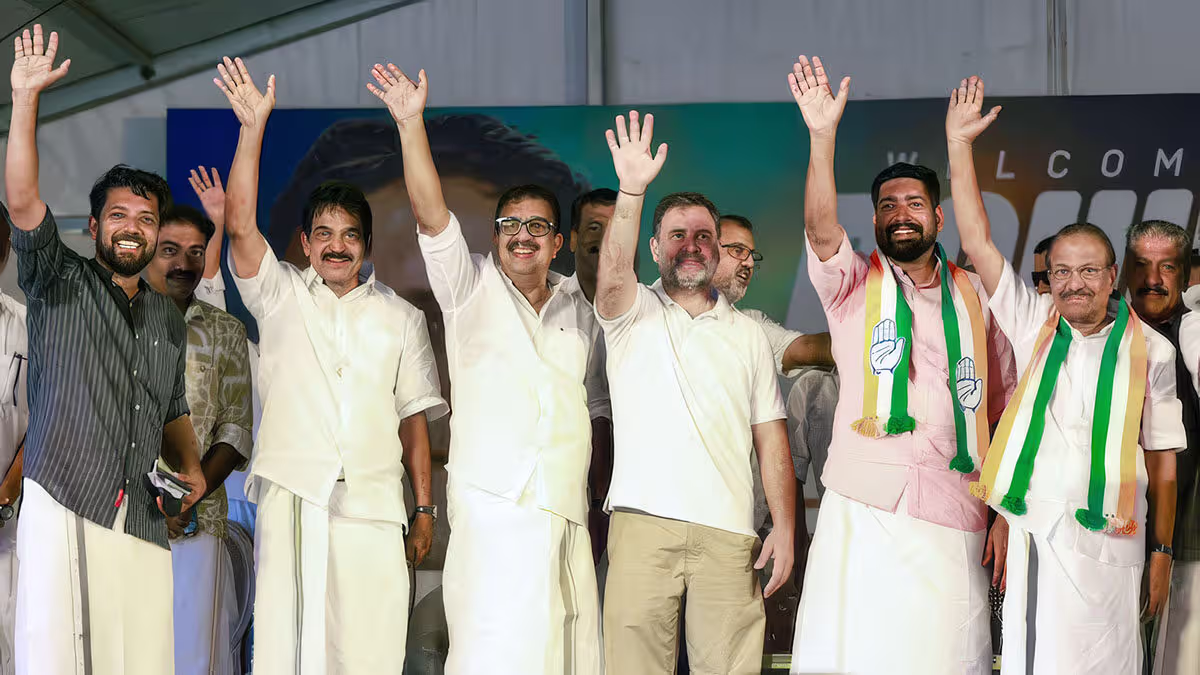 కేరళ ఎన్నికల్లో యూడీఎఫ్, ఎల్‌డీఎఫ్ పోటీని ప్రతిబింబిస్తున్న నాయకుల చిత్రం