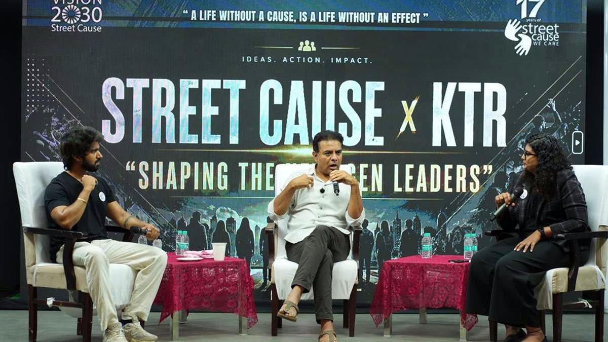స్ట్రీట్ కాజ్ యువత నాయకత్వ కార్యక్రమంలో కేటీఆర్ విద్యార్థులతో చర్చిస్తున్న దృశ్యం