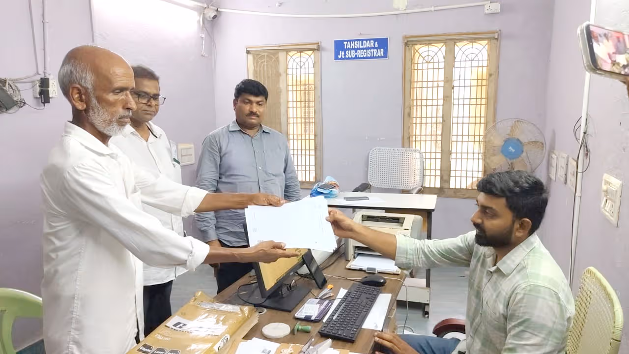కుసుమంచిలో స‌ర్వే మ్యాప్‌తో తొలి రిజిస్ట్రేష‌న్.. భూ రిజిస్ట్రేషన్లలో నూతన శకం