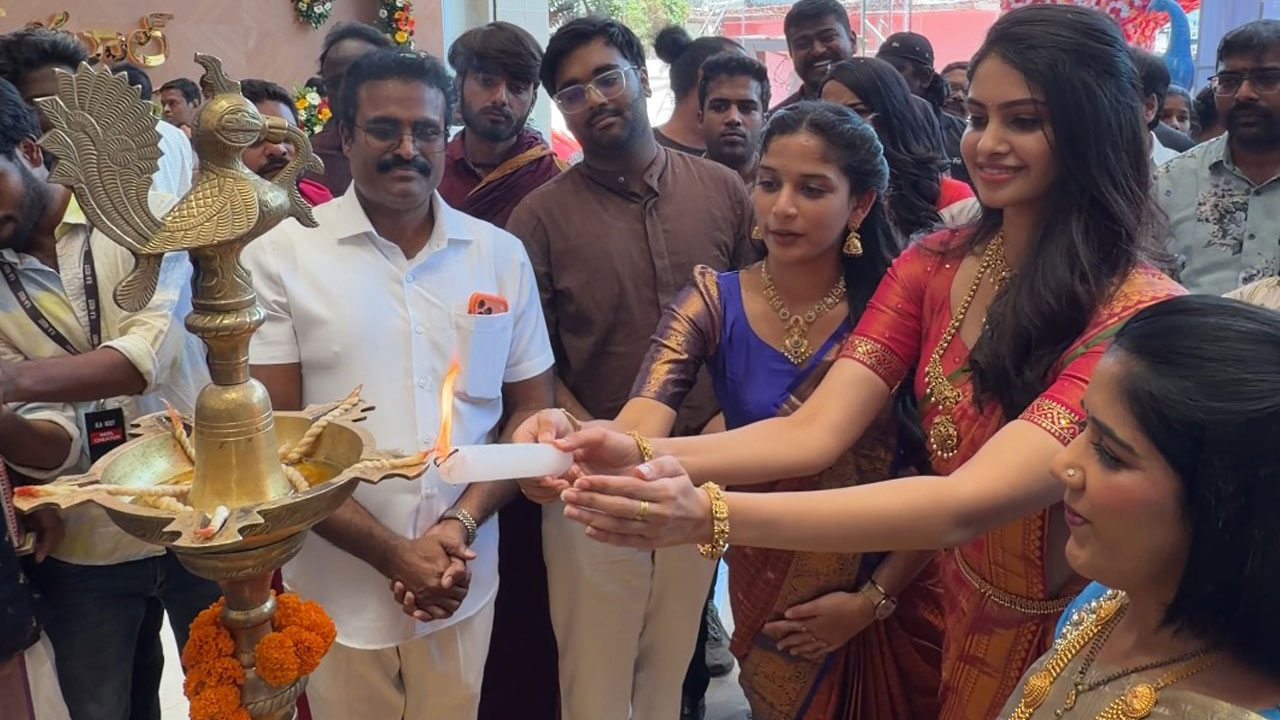 అనకాపల్లిలో.. హీరోయిన్స్ మానస వారణాసి, శ్రీదేవి జాబిలి