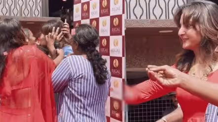 Actress | అభిమానం హద్దులు దాటితే ప్రమాదం .. హీరోయిన్‌కి లేడి ఫ్యాన్‌ లిప్ లాక్ ఇవ్వ‌డ‌మేంటి?