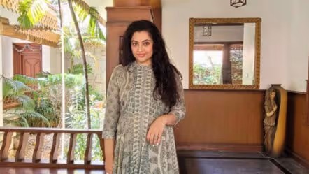 Meena | రూ.100 కోట్లకు మీనా ఇల్లు అమ్మేసిందా? .. అంత క‌ష్టం ఏమోచ్చింది..!