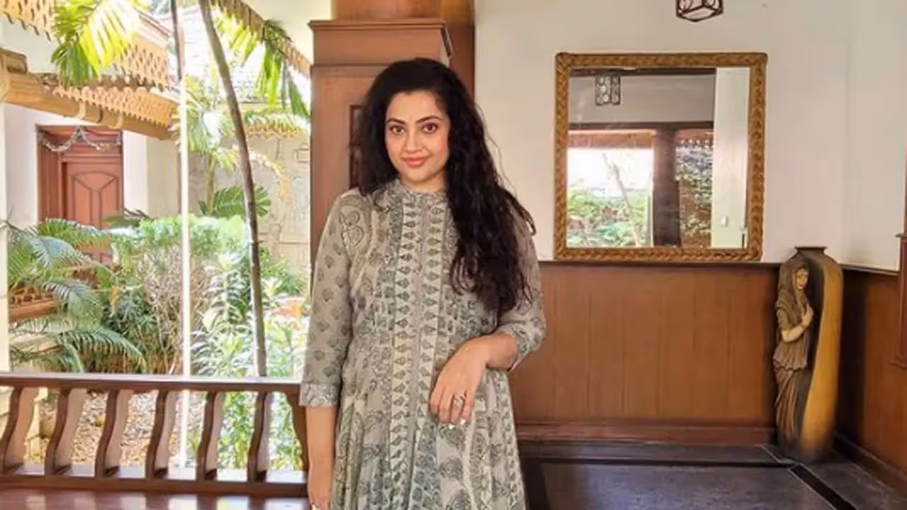 Meena | రూ.100 కోట్లకు మీనా ఇల్లు అమ్మేసిందా? .. అంత క‌ష్టం ఏమోచ్చింది..!
