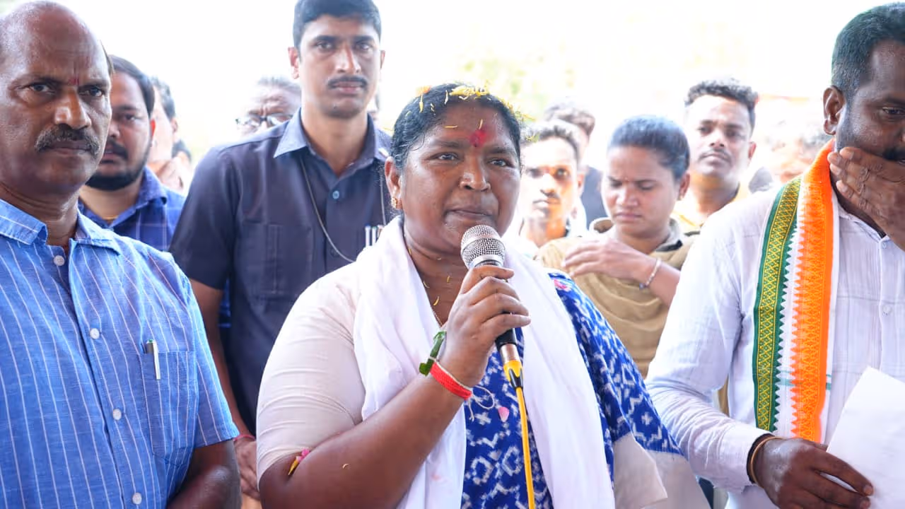 ఇప్ప పువ్వు, తేనె సేకరణతో మహిళలకు ఉపాధి : మంత్రి సీతక్క