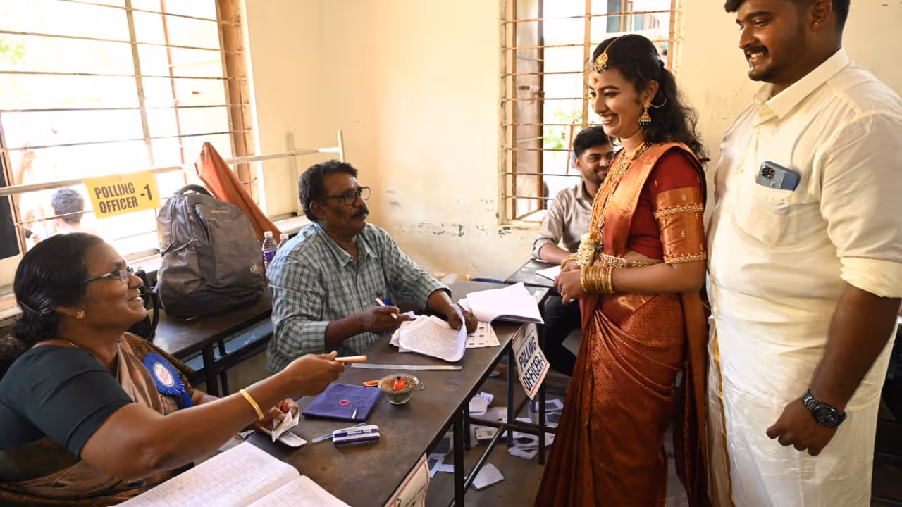 పెళ్లి మండపం నుంచి పోలింగ్ కేంద్రానికి..నూతన వధూవరుల ఓటింగ్ వైరల్
