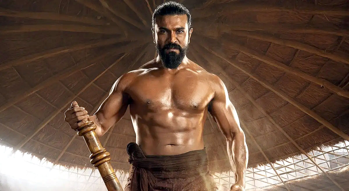 పెద్ది సినిమాలో రెజ్లర్ లుక్‌లో గదను పట్టుకుని నిలిచిన రామ్ చరణ్ పోస్టర్