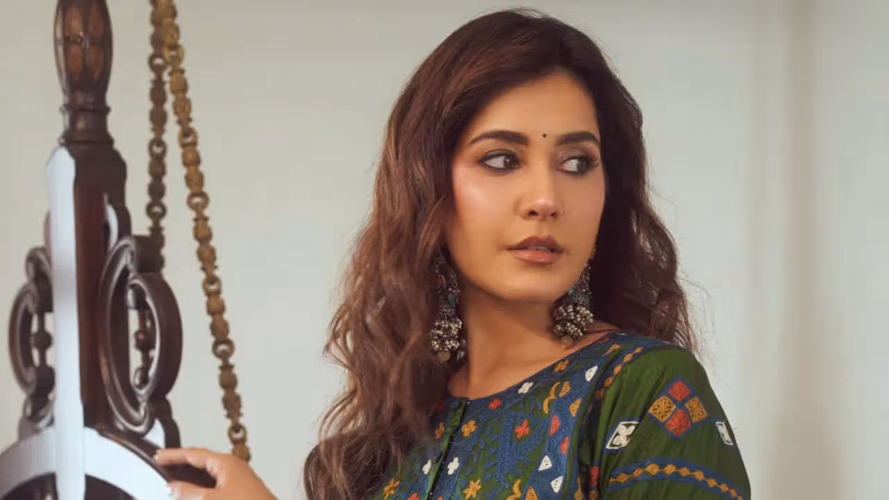 Raashii Khanna | షూటింగ్ సెట్లో ఊహించ‌ని అనుభ‌వం.. రాశీ ఖన్నా కారవాన్‌లో చోరీ, డ్రైవర్‌పై అనుమానం