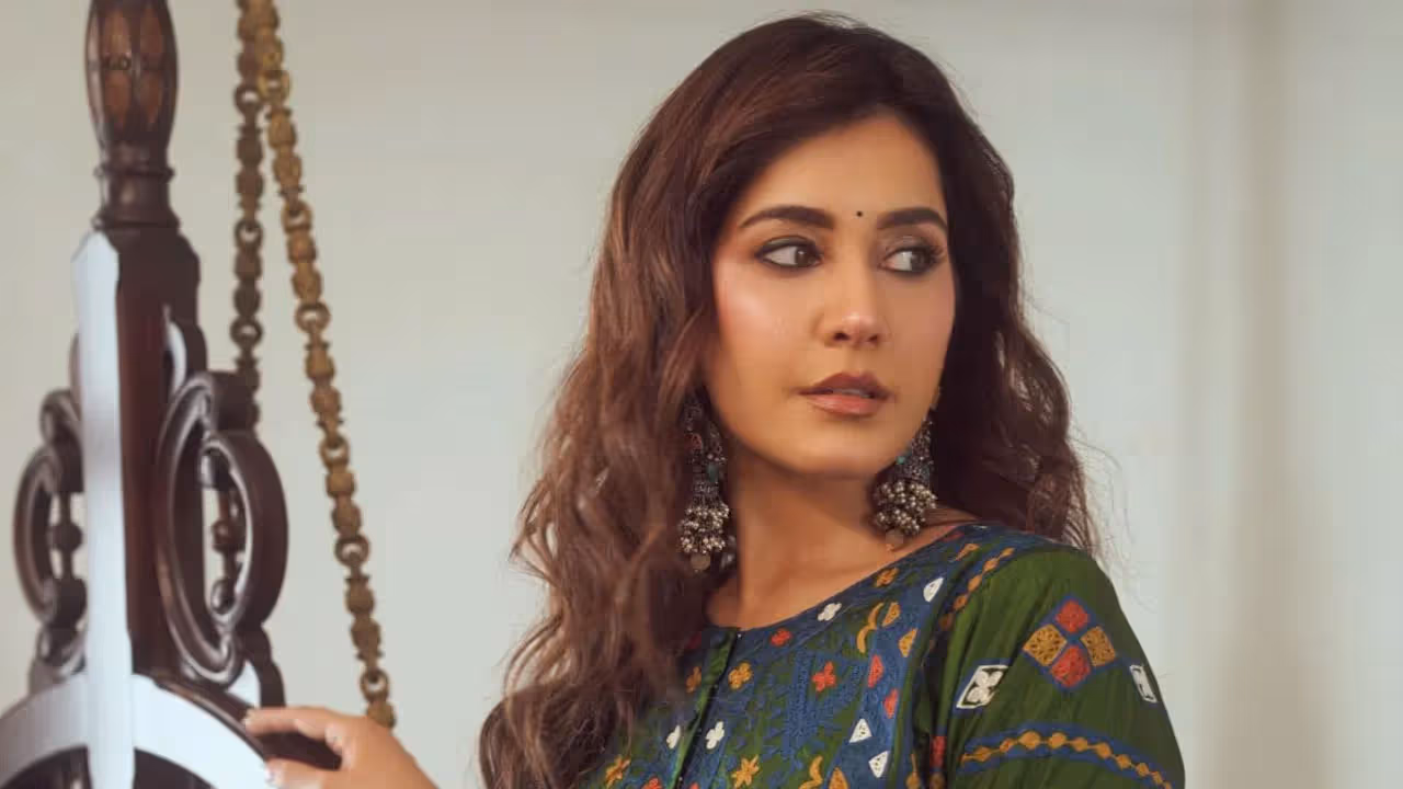 Raashii Khanna | షూటింగ్ సెట్లో ఊహించ‌ని అనుభ‌వం.. రాశీ ఖన్నా కారవాన్‌లో చోరీ, డ్రైవర్‌పై అనుమానం