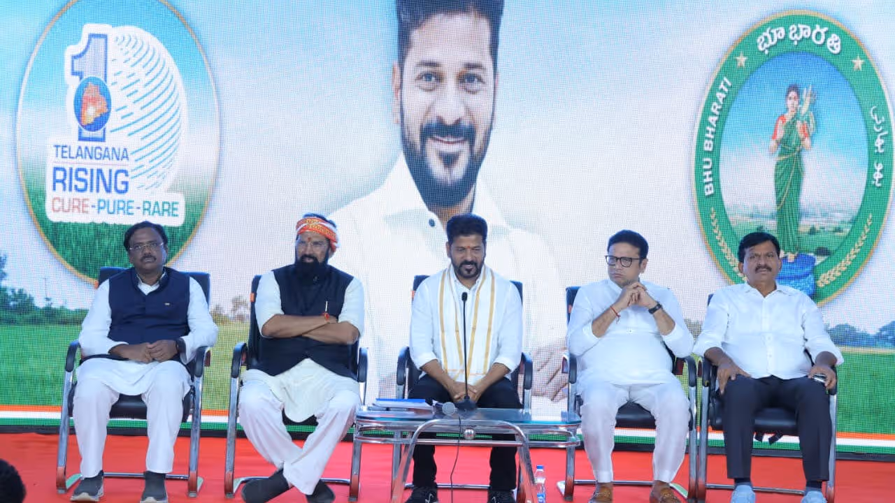 Revanth Reddy | కేసీఆర్ సభ వేళ బీఆర్ఎస్ నేతల ఢిల్లీ టూర్.. సీఎం రేవంత్ ప్రకటనతో ప్రకంపనలు!