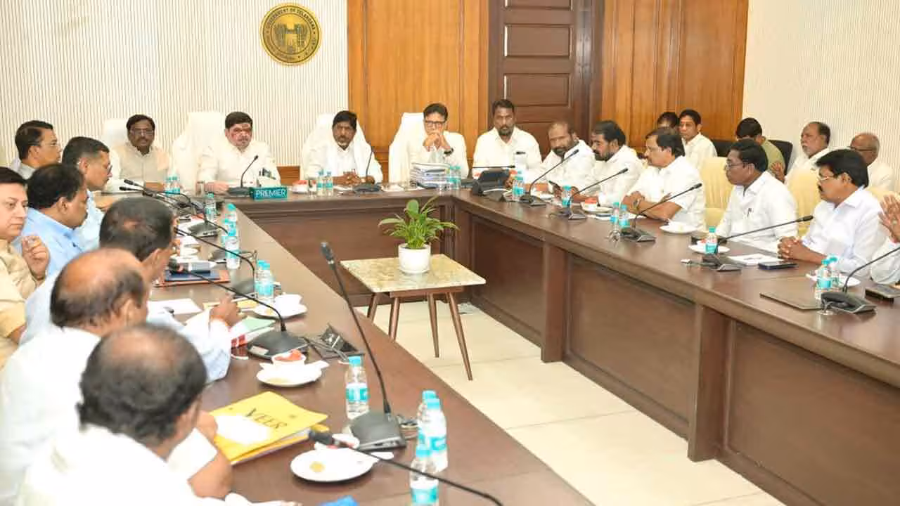 RTC Strike | 12 గంట‌ల చ‌ర్చ‌లు స‌ఫ‌లం.. రోడ్డెక్కిన ఆర్టీసీ బ‌స్సులు