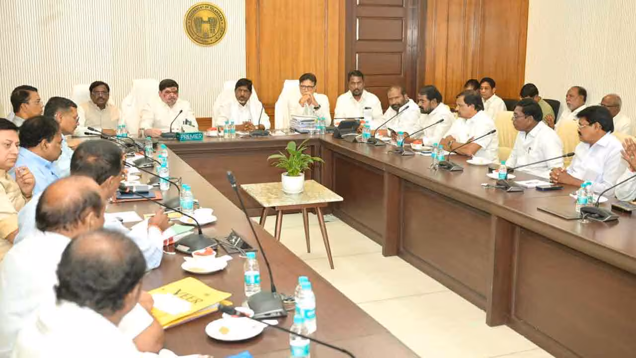 RTC Strike | 12 గంట‌ల చ‌ర్చ‌లు స‌ఫ‌లం.. రోడ్డెక్కిన ఆర్టీసీ బ‌స్సులు