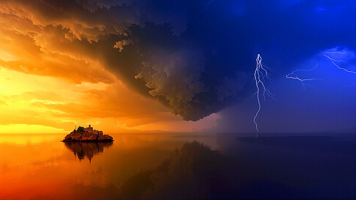 ఆకాశంలో ఒకవైపు ఎండ కాంతి, మరోవైపు మెరుపులతో నల్ల మేఘాలు కనిపిస్తున్న తీవ్ర వాతావరణ దృశ్యం