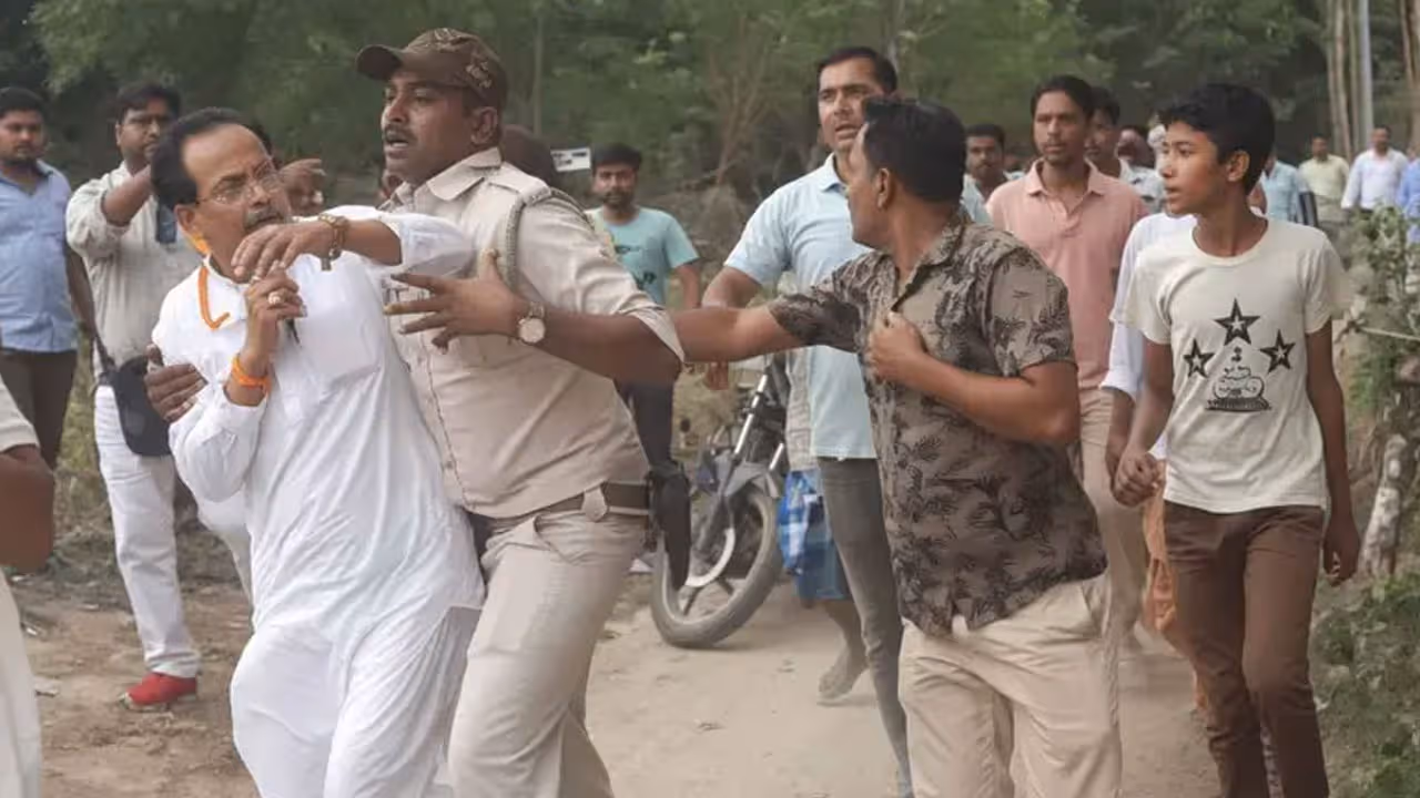 బెంగాల్ ఎన్నికల్లో ఉద్రిక్తతలు…ప్రాణ భయంతో బీజేపీ అభ్యర్థి పరుగు