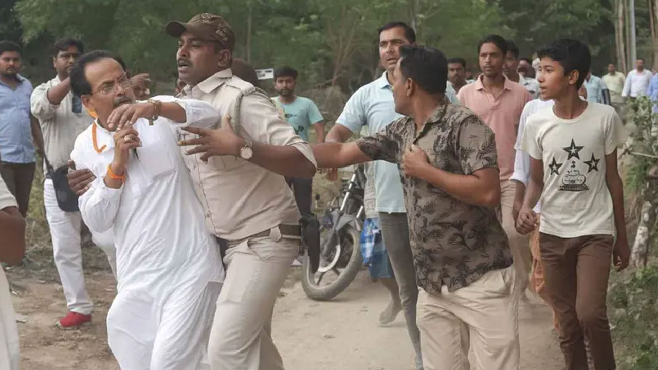 బెంగాల్ ఎన్నికల్లో ఉద్రిక్తతలు…ప్రాణ భయంతో బీజేపీ అభ్యర్థి పరుగు