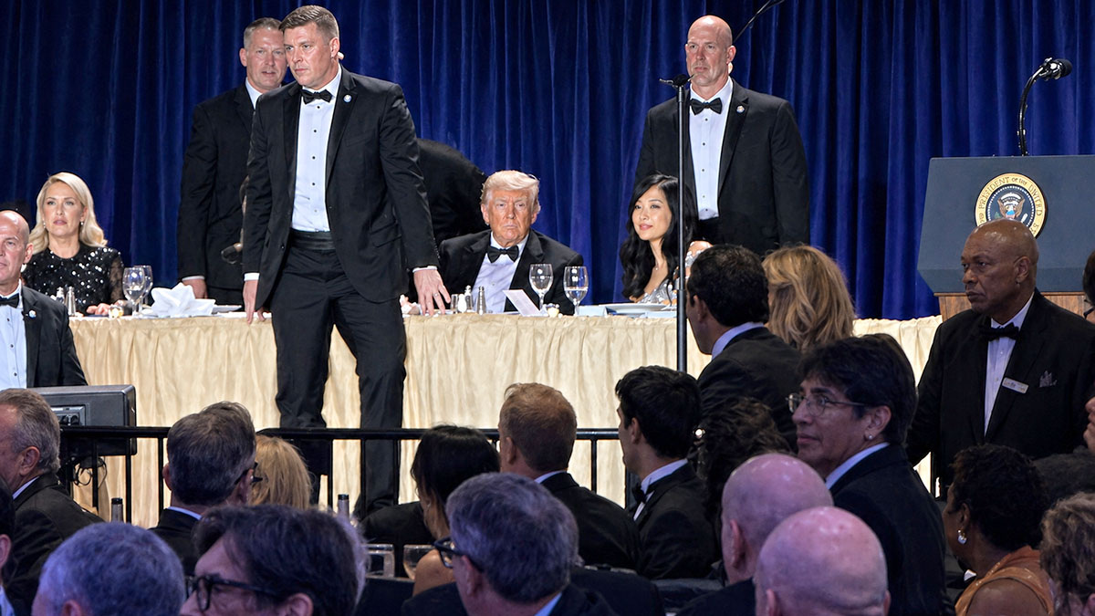 ట్రంప్ హాజరైన కార్యక్రమంలో కాల్పుల కలకలం మధ్య అప్రమత్తమైన భద్రతా సిబ్బంది