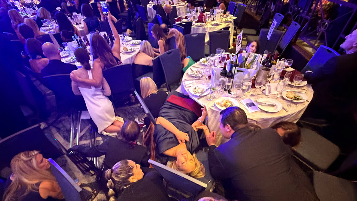 ట్రంప్ హాజరైన కార్యక్రమంలో కాల్పుల కలకలం తర్వాత టేబుళ్ల కింద దాక్కున్న అతిథులు