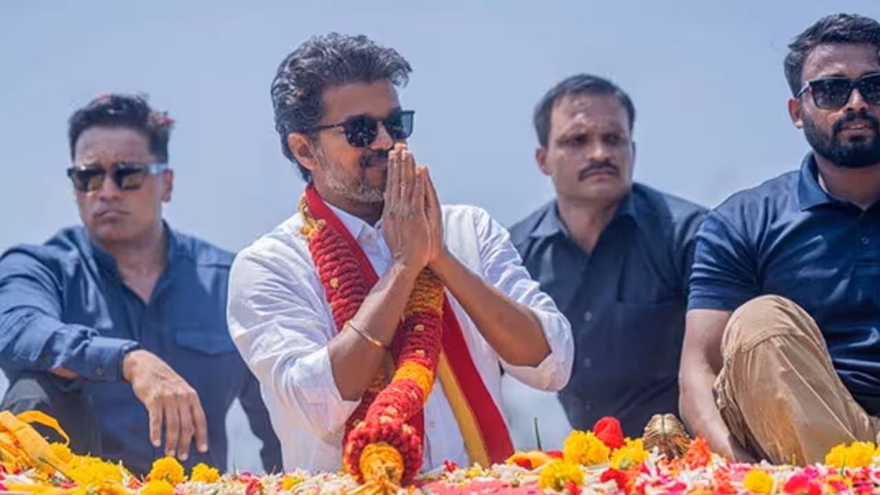 Vijay | కన్యాకుమారిలో ఎమోష‌న‌ల్ మూమెంట్స్.. భార్య ఫోటో చూసి దళపతి విజయ్ స్పందన వైరల్