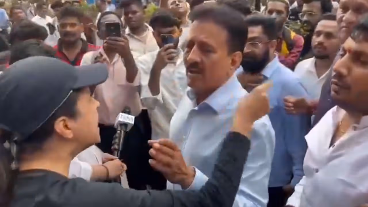 ర్యాలీతో ట్రాఫిక్ జామ్.. మంత్రిపై మహిళ ఫైర్!