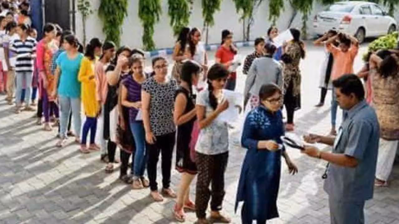 NEET UG | రేపే నీట్ యూజీ ప‌రీక్ష‌.. అర గంట ముందే ప‌రీక్షా కేంద్రానికి చేరుకోవాలి..