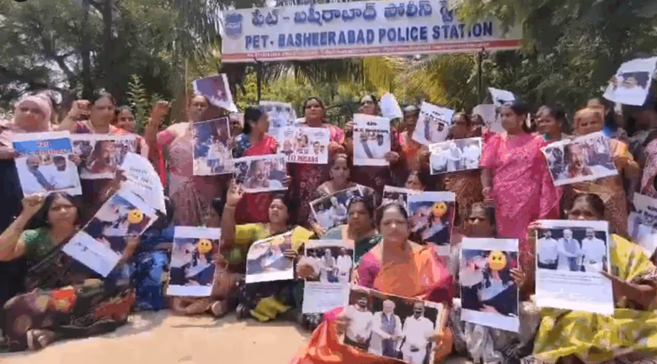 పేట్ బషీరాబాద్ పోలీస్ స్టేషన్‌ను ముట్టడించిన మహిళలు