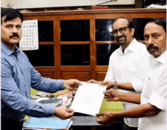 తిరుచ్చి స్థానానికి సీఎం విజయ్ రాజీనామా