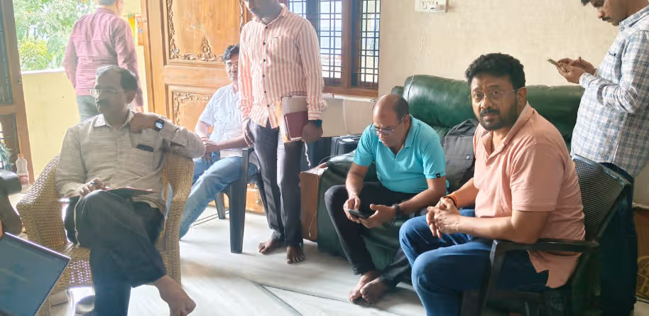 డిప్యూటీ కలెక్టర్ వంశీ మోహన్‌ అక్రమాస్తులు రూ.100కోట్ల పైనే..!