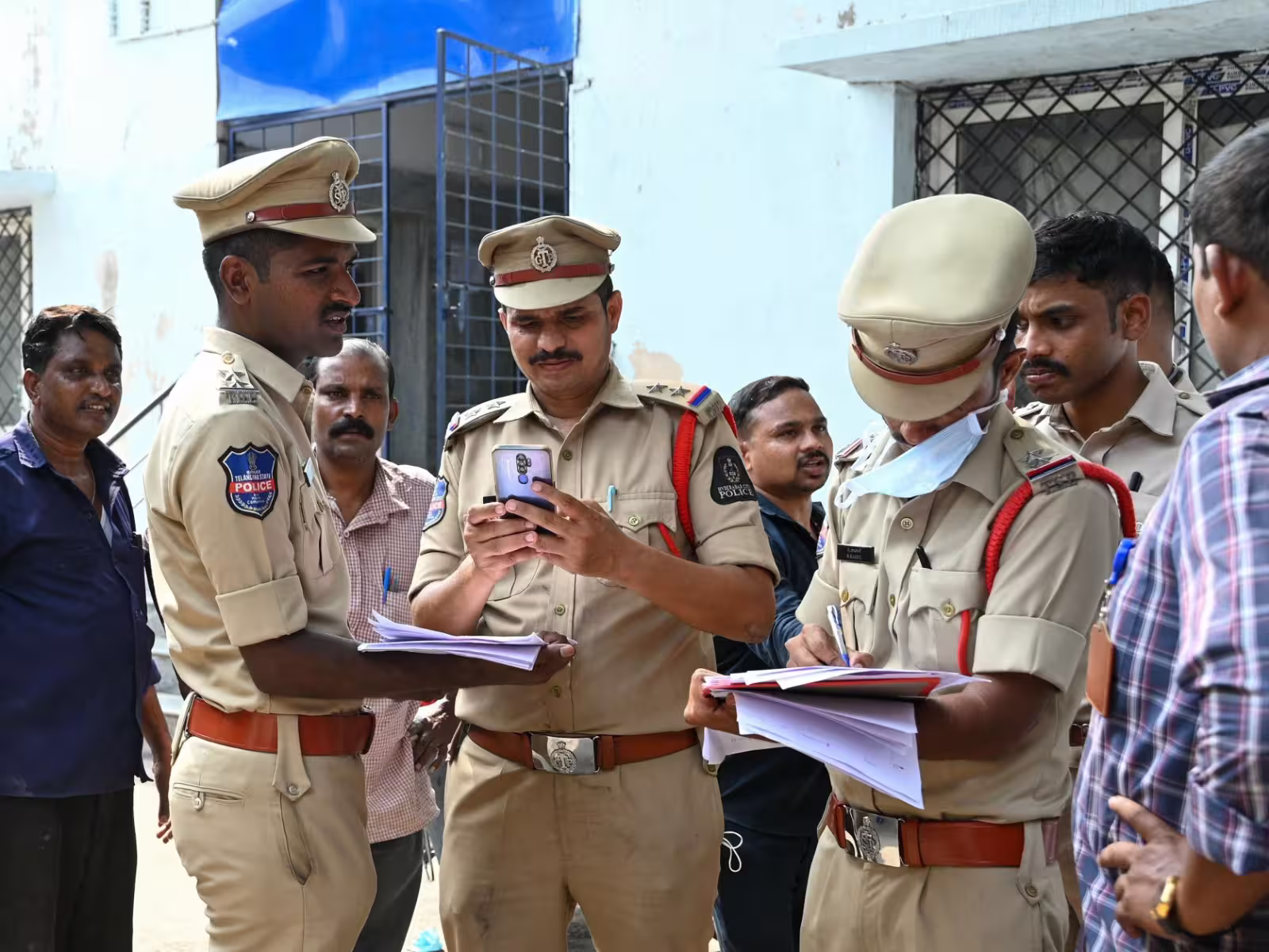 కరీంనగర్ లో తుపాకీ కాల్పుల కలకలం