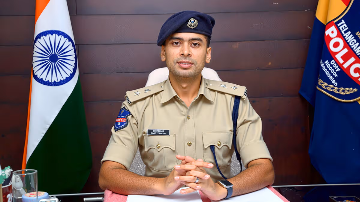 ఆదిలాబాద్ జిల్లా ఎస్పీ అఖిల్ మహాజన్ కార్యాలయంలో మాట్లాడుతున్న దృశ్యం