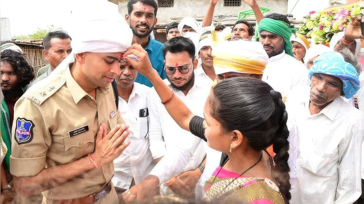 ఆదిలాబాద్ గాదిగూడ మండలంలోని గిరిజన గ్రామంలో ఎస్పీ అఖిల్ మహాజన్కు సంప్రదాయ స్వాగతం పలుకుతున్న స్థానికులు